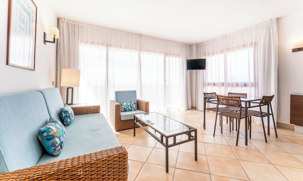 Habitación cuádruple Premium Confort del hotel Bakour OH Nice Costa del Sol. Foto 2