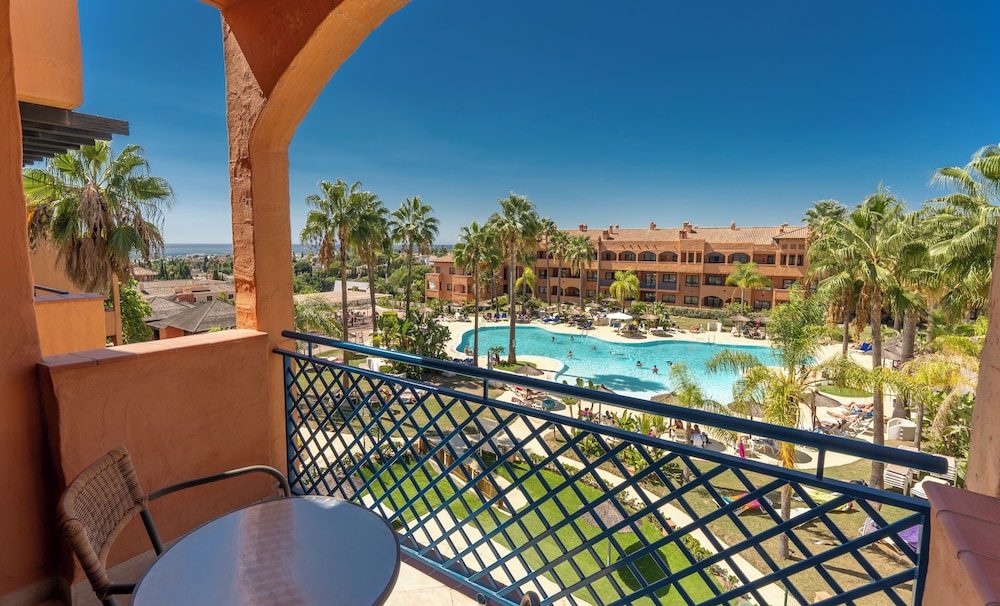 Habitación cuádruple Premium Confort del hotel Bakour OH Nice Costa del Sol. Foto 3