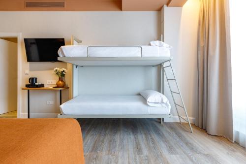 Habitación Deluxe con terraza del hotel Petit Palace Puerta del Sol. Foto 9
