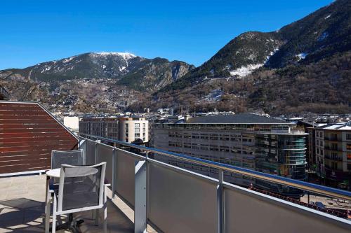 Habitación Doble Superior con vistas y terraza del hotel NH Andorra la Vella. Foto 6