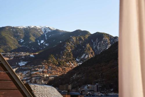 Habitación Doble Superior con vistas y terraza del hotel NH Andorra la Vella. Foto 7