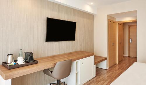 Habitación Doble Superior con vistas y terraza del hotel NH Andorra la Vella. Foto 12