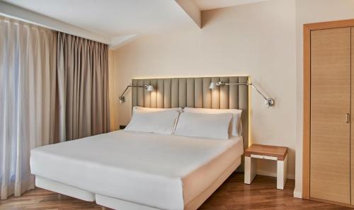 Habitación Doble Superior con vistas y terraza del hotel NH Andorra la Vella. Foto 15
