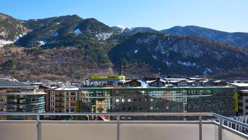 Habitación Doble Superior con vistas y terraza del hotel NH Andorra la Vella. Foto 16