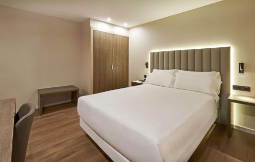 Habitación Cuádruple Familiar del hotel NH Andorra la Vella. Foto 1