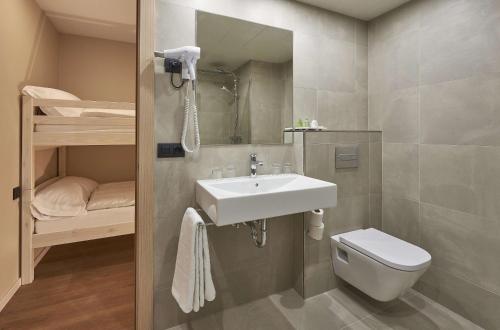 Habitación Cuádruple Familiar del hotel NH Andorra la Vella. Foto 6