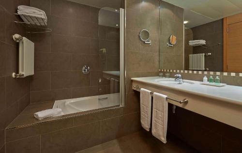 Habitación Triple Estándar del hotel NH Andorra la Vella. Foto 4