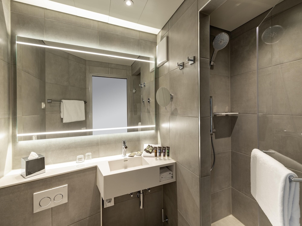 Habitación estándar, 1 cama de matrimonio del hotel Novotel Muenchen Messe. Foto 1