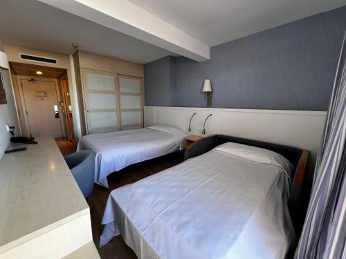 Habitación Triple Superior del hotel Guitart Central Park Aqua Resort. Foto 5