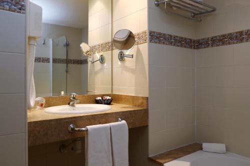 Habitación Familiar Superior del hotel Guitart Central Park Aqua Resort. Foto 4