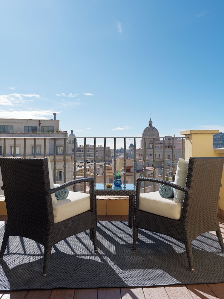 Junior Suite Deluxe del hotel H10 Universitat. Foto 3
