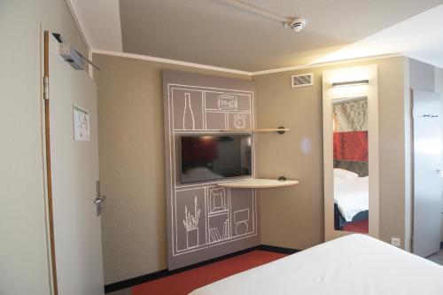 Habitación Doble Estándar del hotel Ibis Köln Centrum. Foto 1