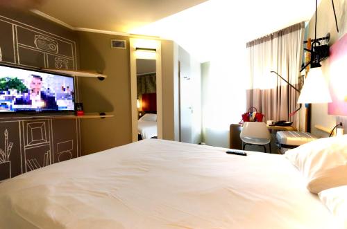 Habitación Doble Estándar del hotel Ibis Köln Centrum. Foto 2