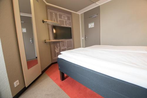 Habitación Doble Estándar - 2 camas del hotel Ibis Köln Centrum. Foto 3