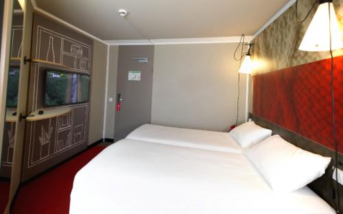 Habitación Doble Estándar - 2 camas del hotel Ibis Köln Centrum. Foto 5