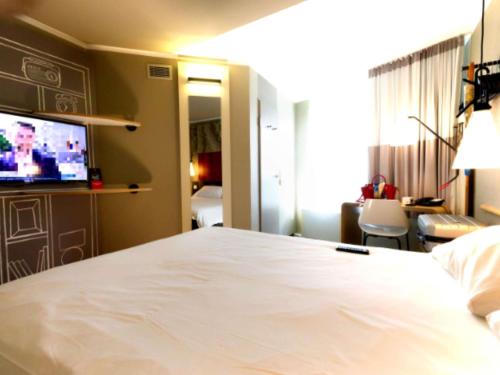 Habitación Doble Estándar del hotel Ibis Köln Centrum. Foto 2