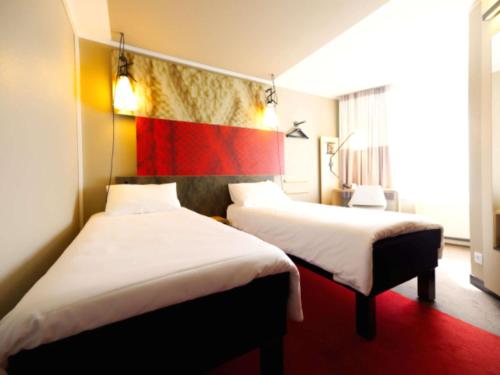 Habitación Doble Estándar - 2 camas del hotel Ibis Köln Centrum. Foto 1