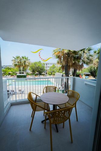 Habitación Deluxe con vistas a la piscina del hotel Vistasol Apartments. Foto 5