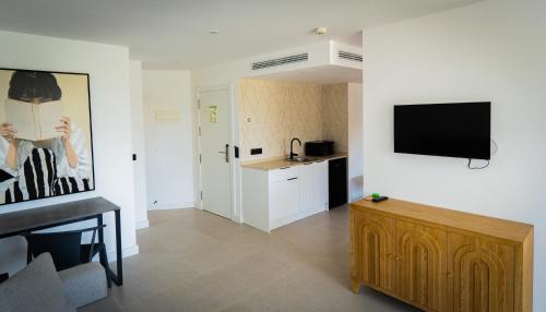 Habitación Deluxe con vistas a la piscina del hotel Vistasol Apartments. Foto 3