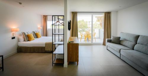 Habitación Deluxe con vistas a la piscina del hotel Vistasol Apartments. Foto 4