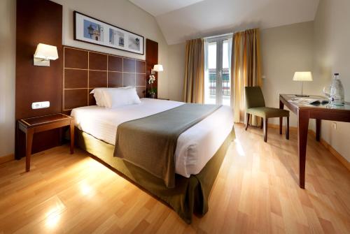 Habitación Doble con balcón del hotel Exe Tartessos. Foto 1