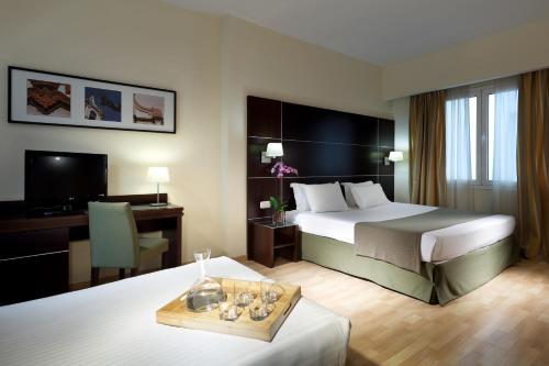 Habitación Triple del hotel Exe Tartessos. Foto 1