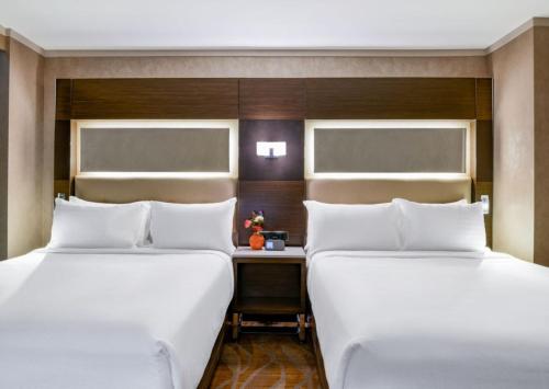 Habitación para no fumadores con 2 camas grandes y adaptada para personas con problemas de audición o movilidad reducida del hotel Holiday Inn Brooklyn Downtown. Foto 2