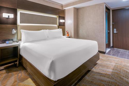 Suite con cama extragrande del hotel Holiday Inn Brooklyn Downtown. Foto 3