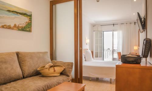 Habitación Doble Superior con vistas a la piscina - 1 o 2 camas del hotel Jeni. Foto 1