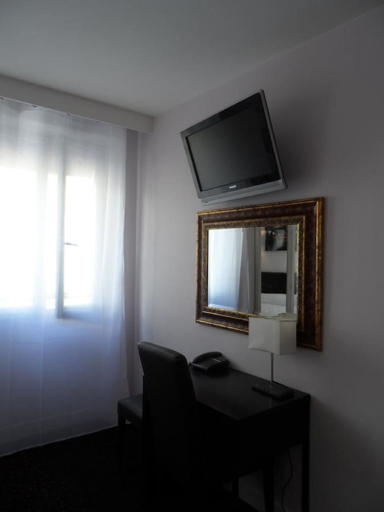 Habitación con 2 camas individuales del hotel Prince Monceau. Foto 4