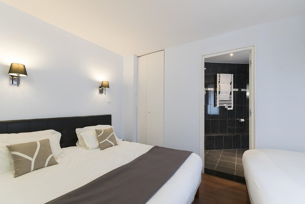Habitación triple clásica del hotel Prince Monceau