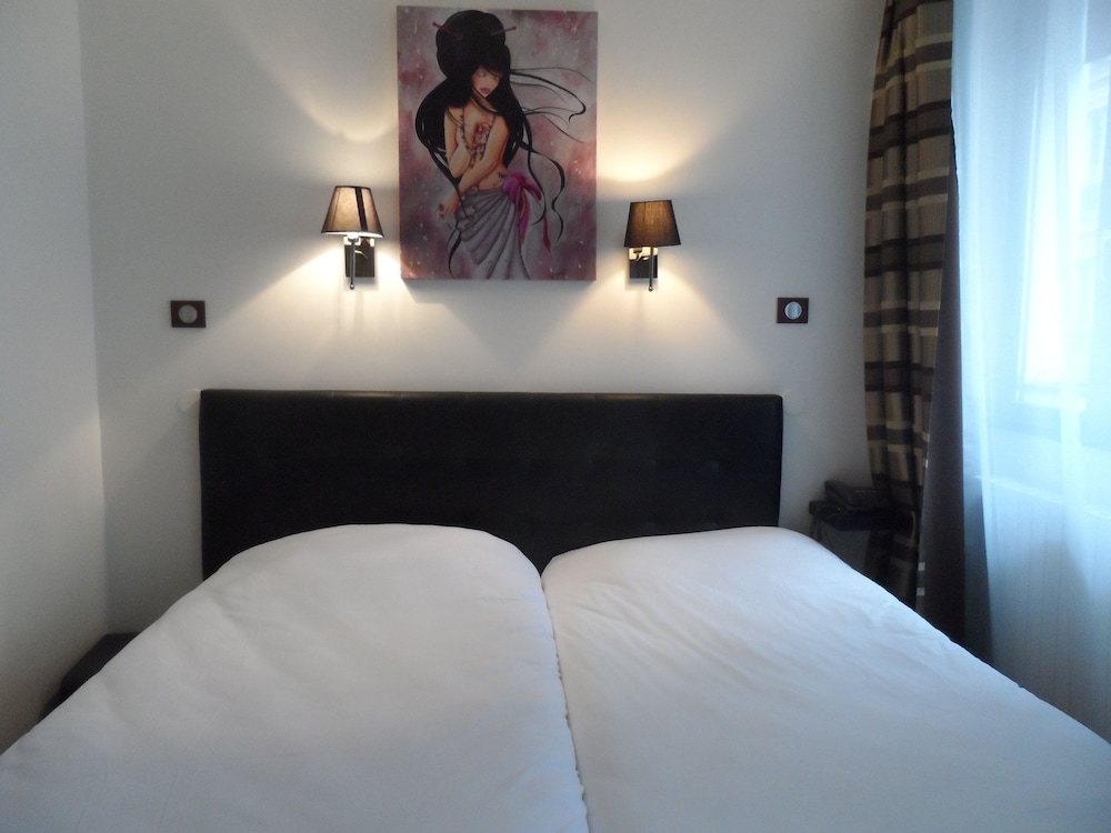 Habitación triple clásica del hotel Prince Monceau. Foto 1
