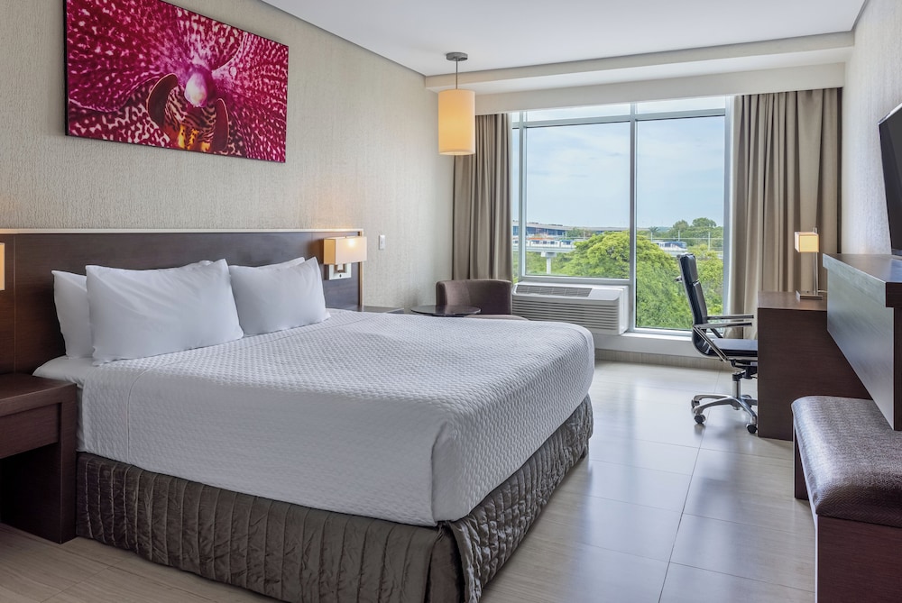 Habitación estándar, 1 cama de matrimonio grande del hotel Crowne Plaza Panama Airport