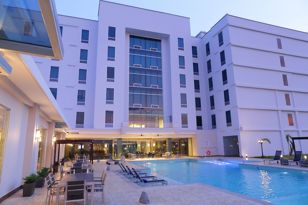 Habitación estándar, 2 camas de matrimonio, vistas a la piscina del hotel Crowne Plaza Panama Airport. Foto 4