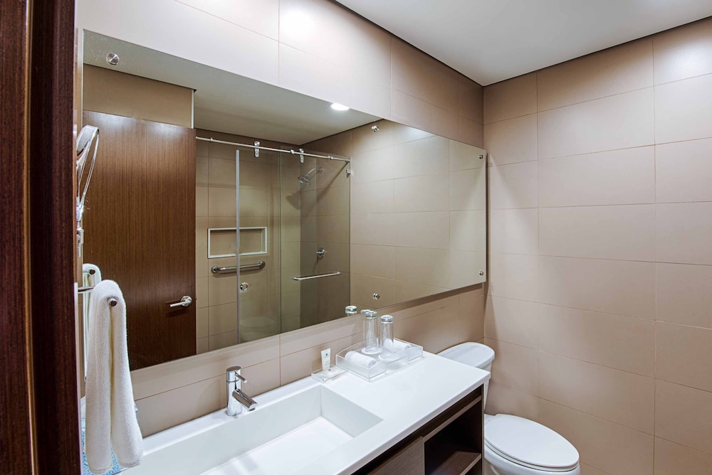 Habitación estándar, 2 camas de matrimonio, vistas a la piscina del hotel Crowne Plaza Panama Airport. Foto 5