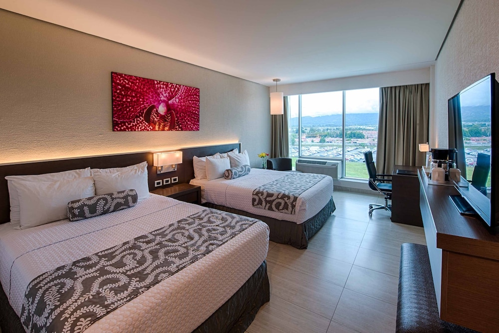 Habitación Premium, 2 camas de matrimonio del hotel Crowne Plaza Panama Airport. Foto 1