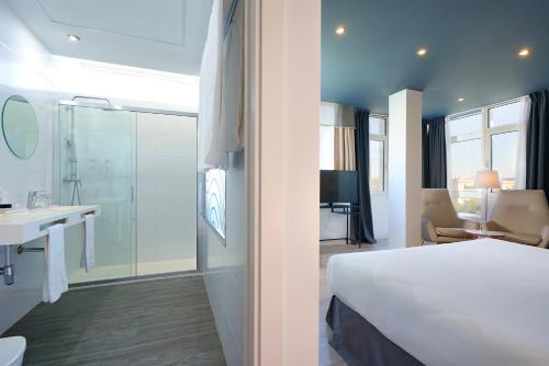 Habitación Premium Azul con vistas al monumento del hotel Pasarela. Foto 8