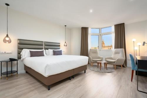 Habitación Superior con vistas al monumento del hotel Pasarela. Foto 3