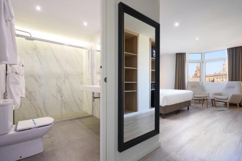 Habitación Superior con vistas al monumento del hotel Pasarela. Foto 4