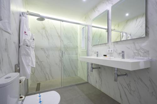 Habitación Superior con vistas al monumento del hotel Pasarela. Foto 6