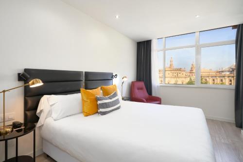 Habitación Deluxe con cama grande y vistas al monumento del hotel Pasarela