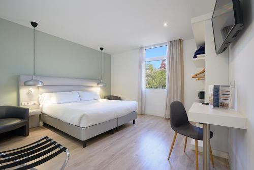 Habitación Deluxe con cama grande y vistas al monumento del hotel Pasarela. Foto 1