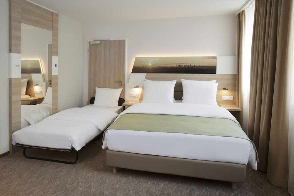 Habitación estándar, 1 cama de matrimonio (Minifridge) del hotel Holiday Inn Frankfurt Airport, An Ihg. Foto 1