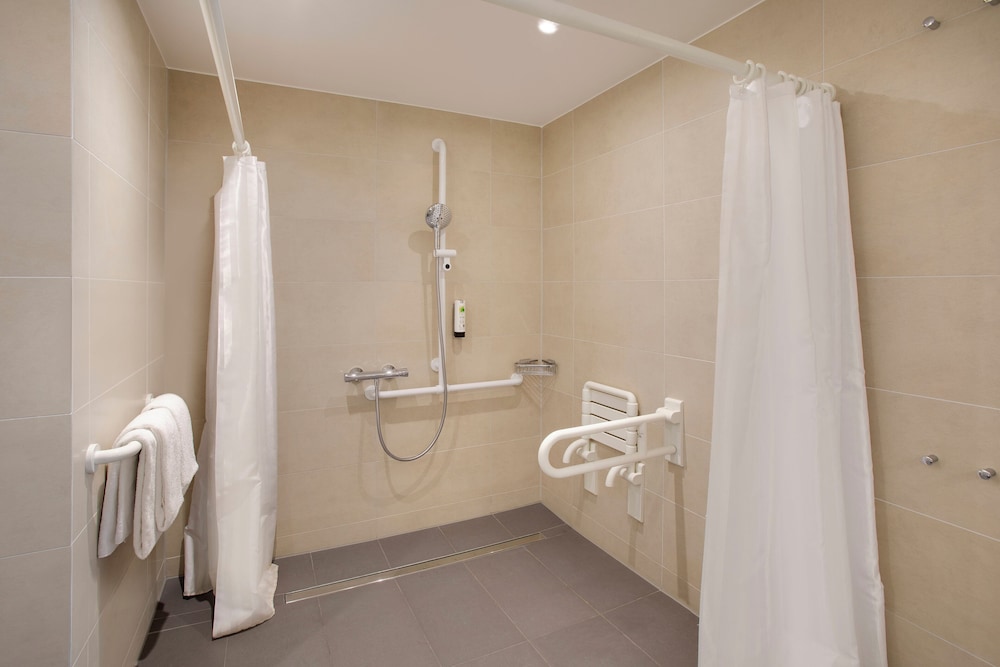 Habitación estándar, 1 cama de matrimonio, accesible para personas con discapacidad del hotel Holiday Inn Frankfurt Airport, An Ihg. Foto 1