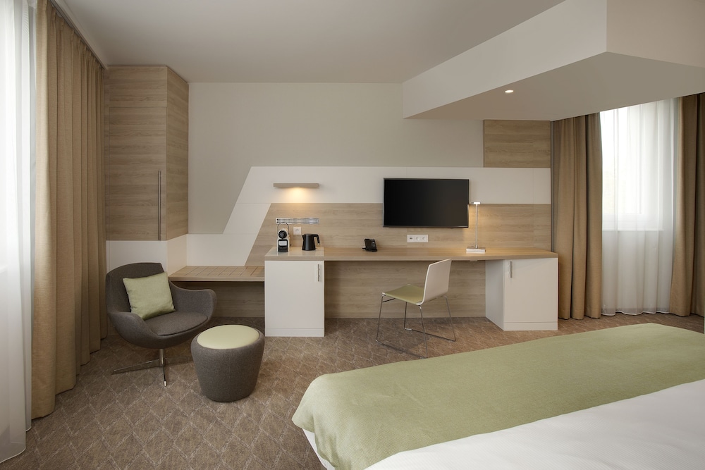 Habitación Premium, 1 cama de matrimonio grande del hotel Holiday Inn Frankfurt Airport, An Ihg. Foto 3
