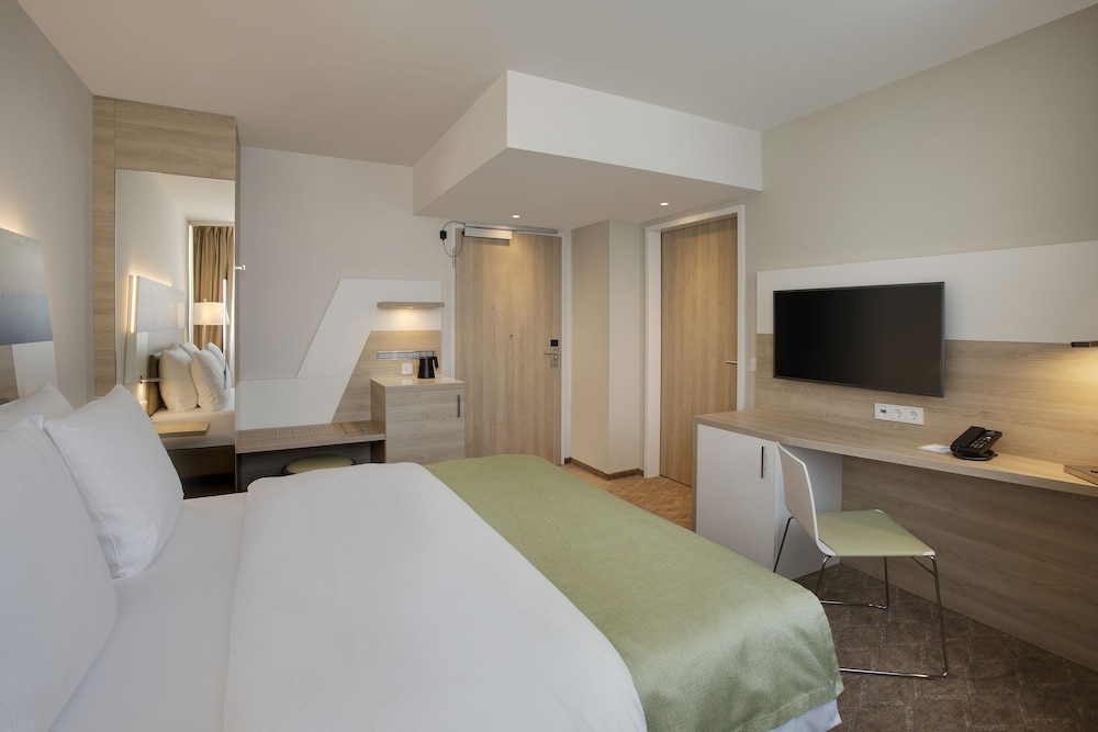 Habitación estándar, 1 cama de matrimonio del hotel Holiday Inn Frankfurt Airport, An Ihg. Foto 1