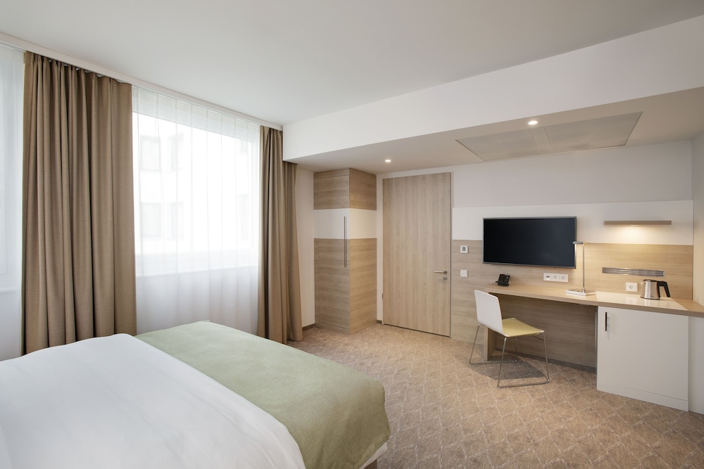 Habitación estándar, 1 cama de matrimonio, accesible para personas con discapacidad del hotel Holiday Inn Frankfurt Airport, An Ihg. Foto 4