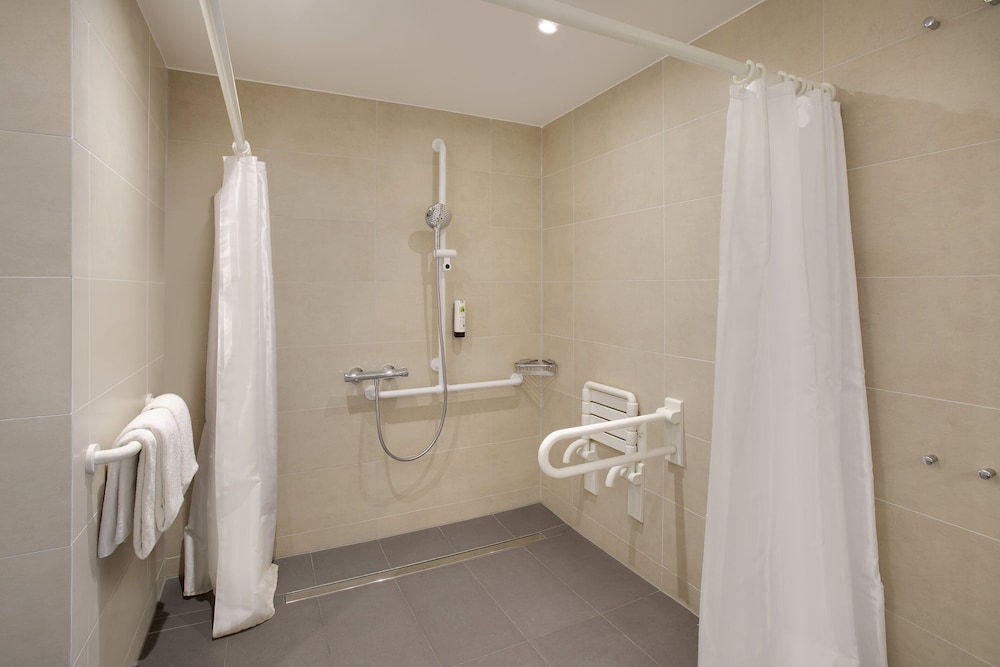 Habitación estándar, 1 cama de matrimonio, accesible para personas con discapacidad del hotel Holiday Inn Frankfurt Airport, An Ihg. Foto 5