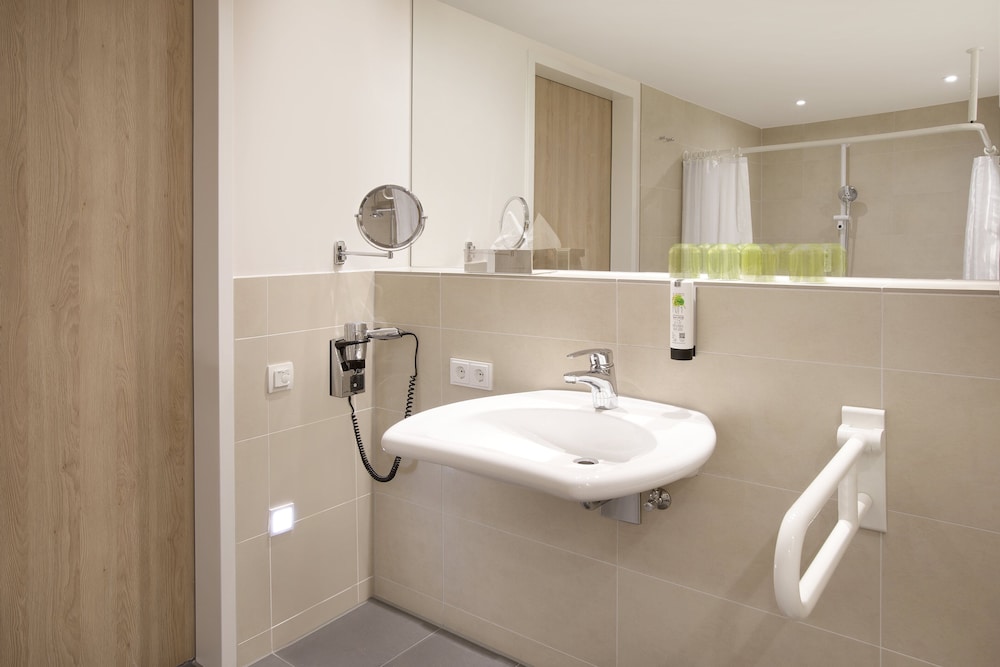 Habitación estándar, 1 cama de matrimonio, accesible para personas con discapacidad del hotel Holiday Inn Frankfurt Airport, An Ihg. Foto 6