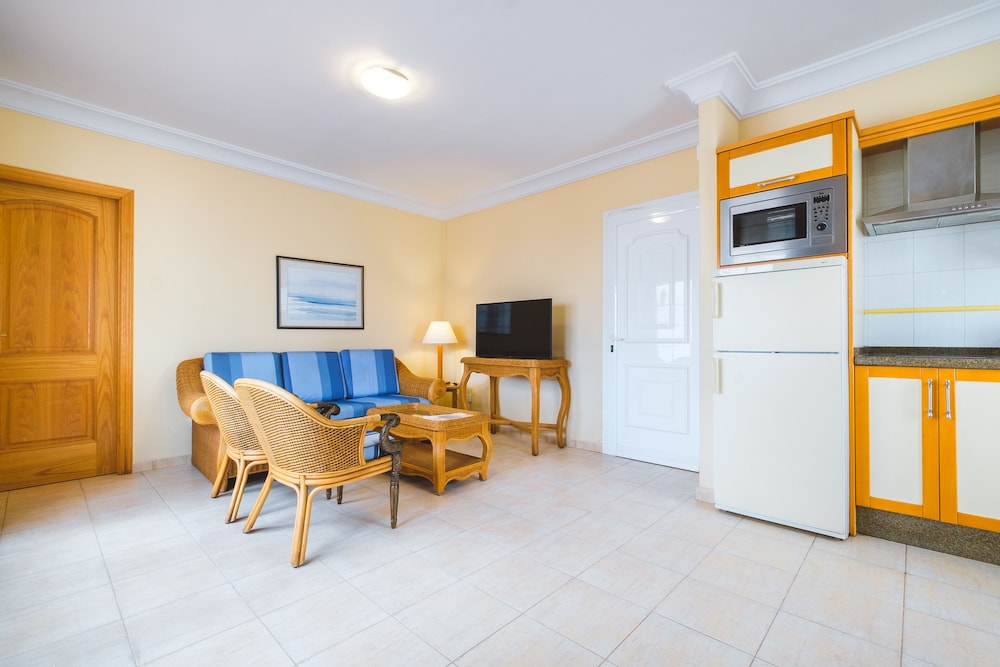 Apartamento Vista Jardín Con Cocina Sofá Cama incluido 2 Camas individuales del hotel Apartamentos LIVVO Coloradamar. Foto 1